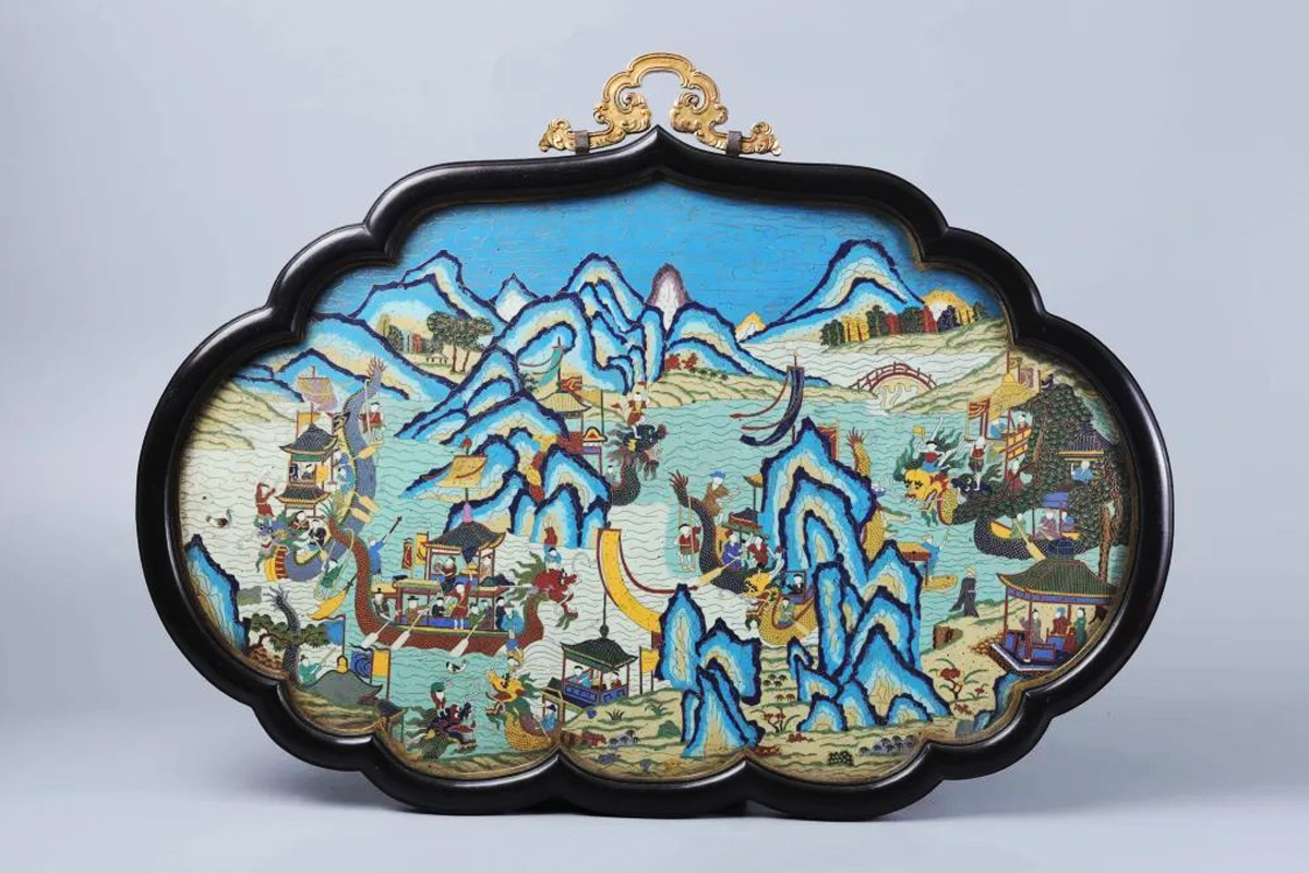 銅胎掐絲琺瑯掛屏展現的古人賽龍舟活動場景