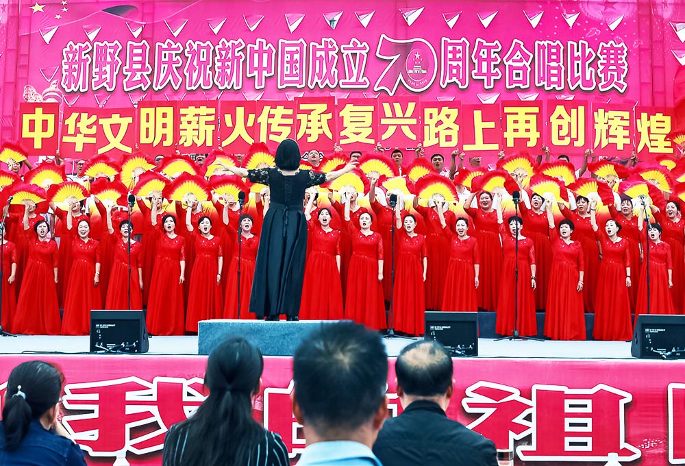 借助扇子、板幅拼湊的舞臺